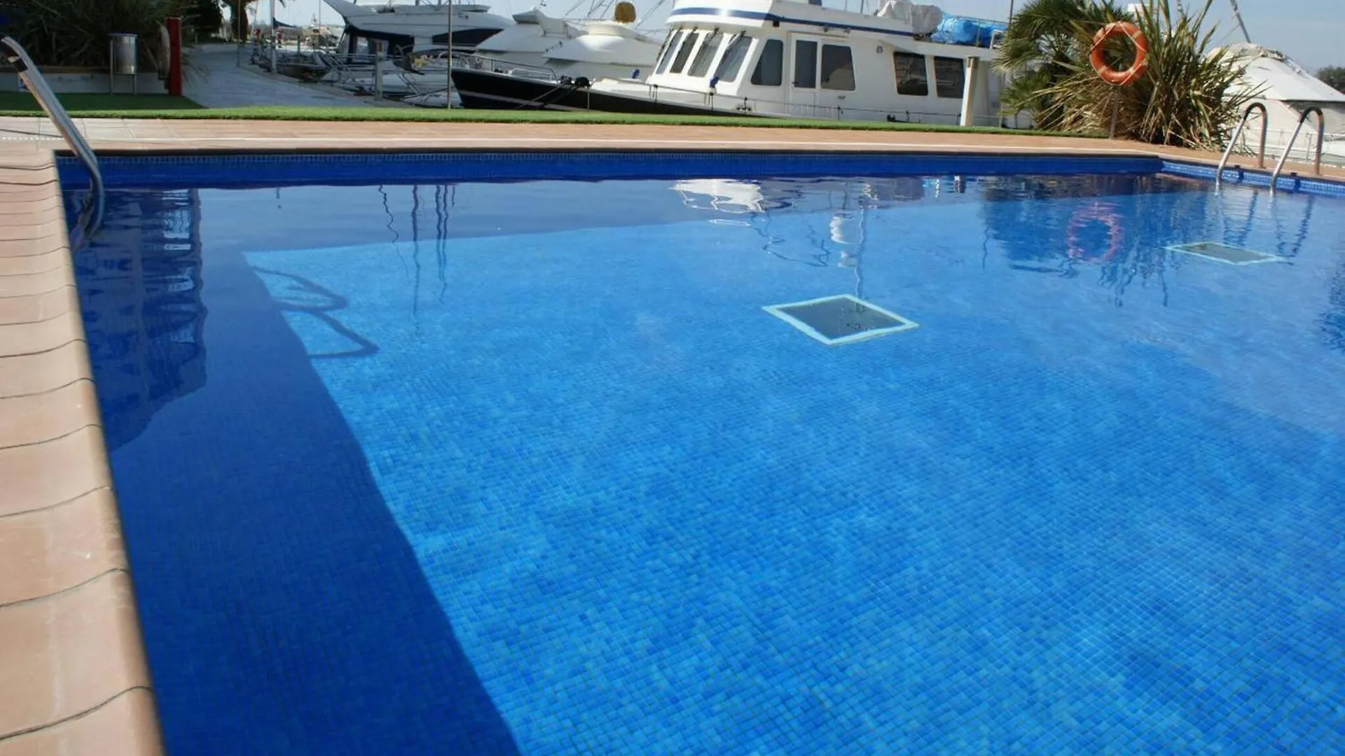 Precioso Apartamento En Complejo De Al Standing Av-16 Roses 0*,
