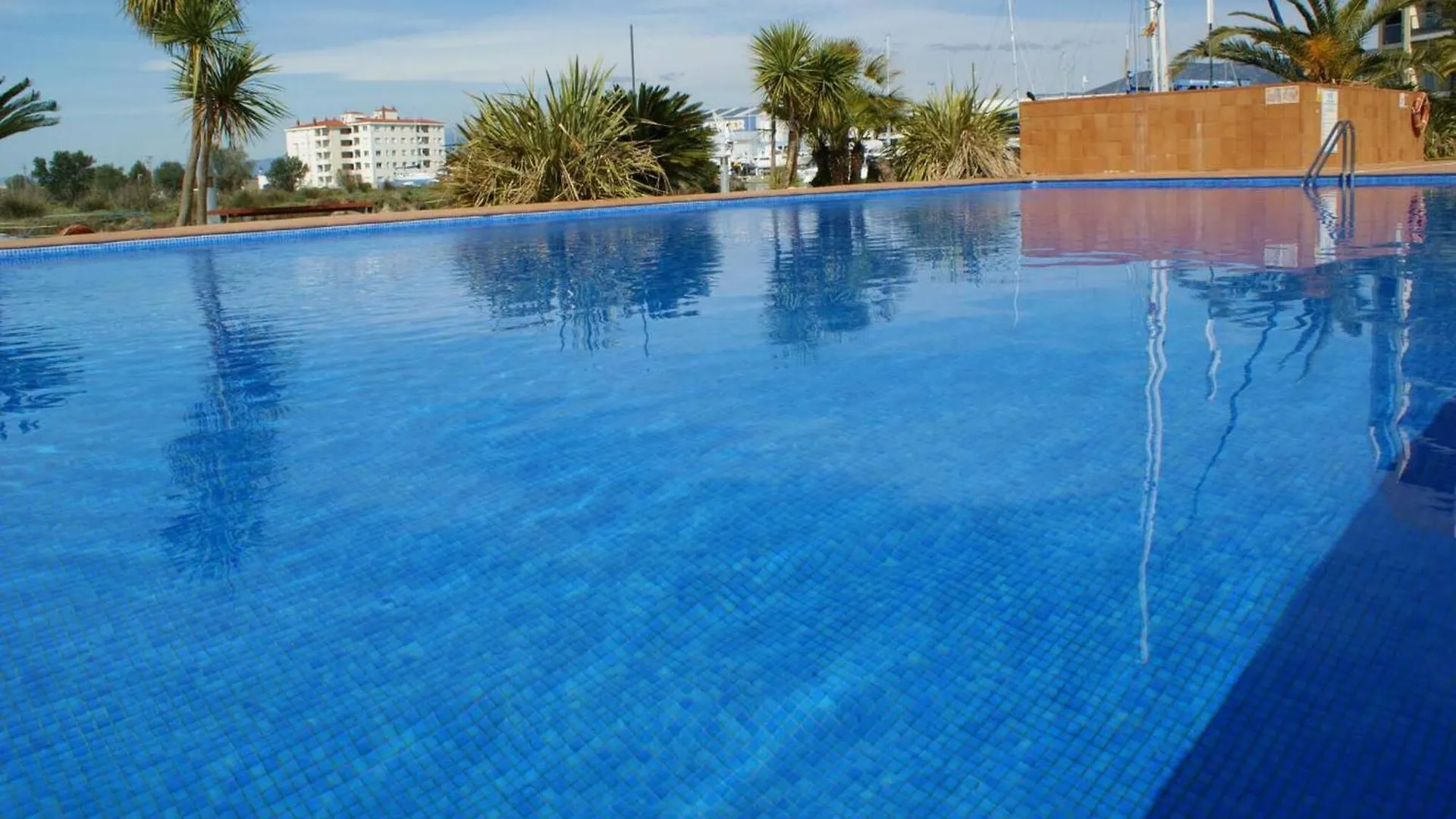Precioso Apartamento En Complejo De Al Standing Av-16 Roses Spain